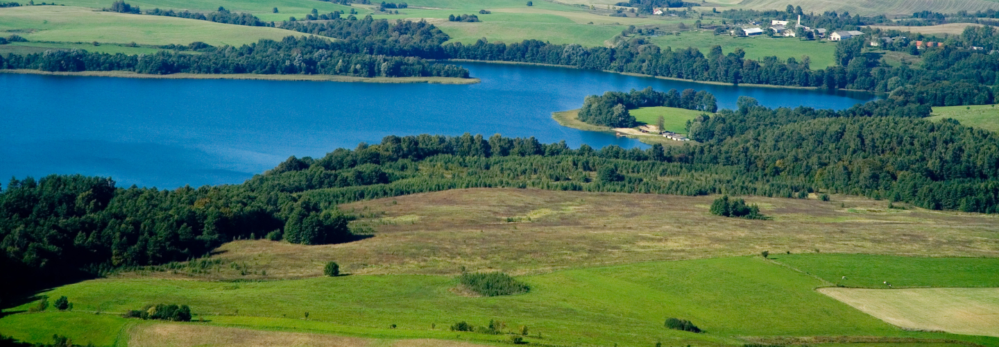 Widok jeziora z lotu ptaka